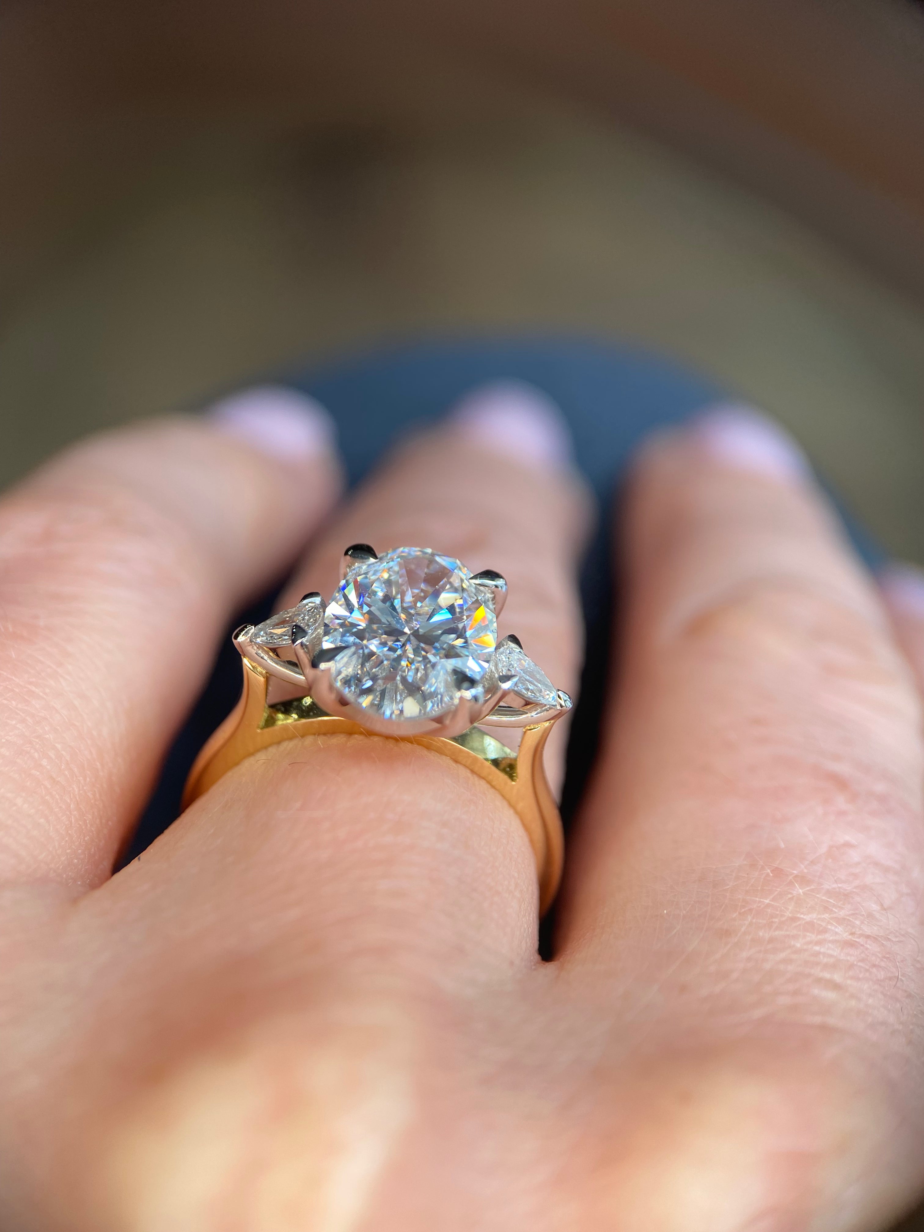 diamond carat size chart visual comparison on fingers