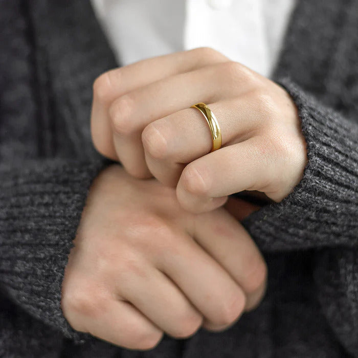 A paired set of yellow gold and platinum wedding bands side by side